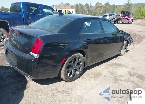 2022 Chrysler 300 Touring z USA, uszkodzony, nr VIN 2C3CCAAG1NH236749